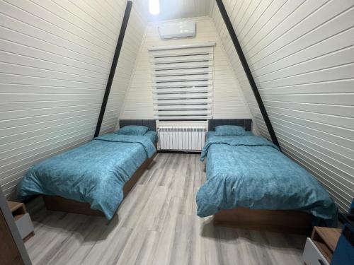2 camas num quarto com uma parede em Aframezing Gabala em Gabala