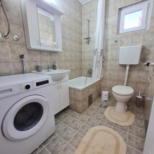 Un baño de APARTMAN011