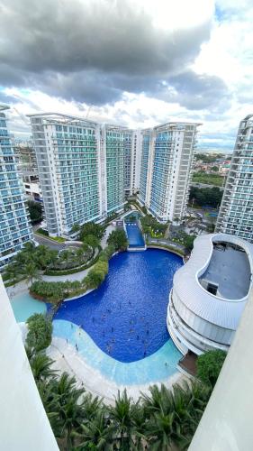 z góry widok na duży basen w ośrodku w obiekcie Azure Urban Resort Residences w mieście Manila