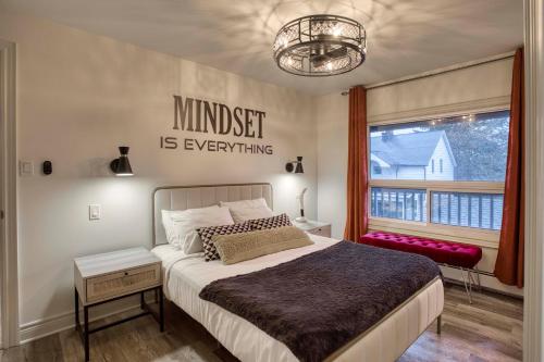 ein Schlafzimmer mit einem großen Bett und einem Fenster in der Unterkunft Comfort Home Stays in Lincoln Niagara in Beamsville