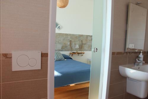 uma casa de banho com um lavatório, um WC e um lavatório. em bariairport em Bari