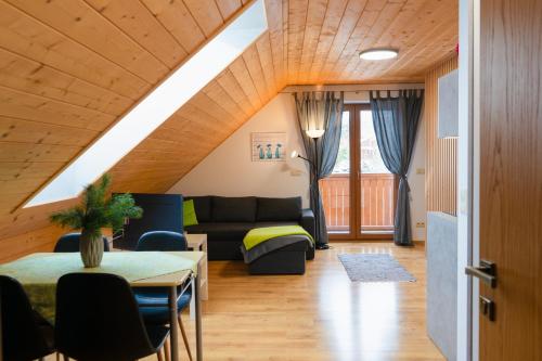 ein Wohnzimmer mit einem Sofa und einem Tisch in der Unterkunft Apartmány Bobrík in Liptovský Mikuláš