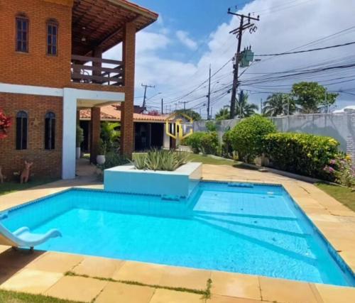 einen Pool im Hinterhof eines Hauses in der Unterkunft Vilascasa in Lauro de Freitas