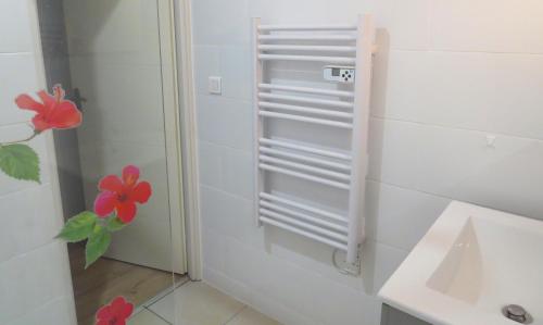 un porte-serviettes blanc dans une salle de bain avec un lavabo dans l'établissement LES BOULEGONS au pied du LUBERON, à Lourmarin