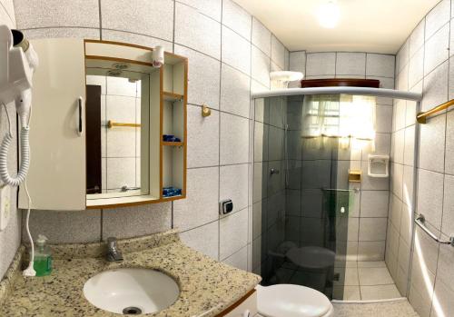 uma casa de banho com um lavatório e um chuveiro em Hospedagem Vó Lili Vô Ambrósio em Penha