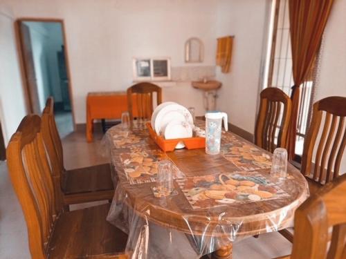 comedor con mesa con sillas y mesa en Juri Cottage: Duplex style, Sylhet divison, Bangladesh 