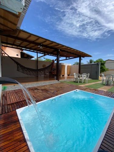 una piscina con pérgola y una fuente de agua en Casa alter oficial, en Alter do Chao