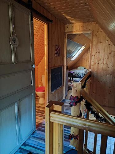 une chambre avec un escalier dans une cabane en bois dans l'établissement Chez Philopin, à Saint-Pierre-Colamine