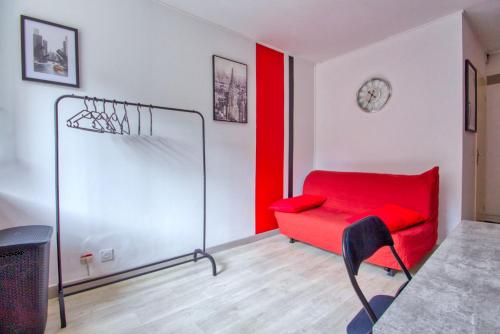 um sofá vermelho e uma cadeira num quarto em Mon petit nid à Amélie em Amélie-les-Bains-Palalda
