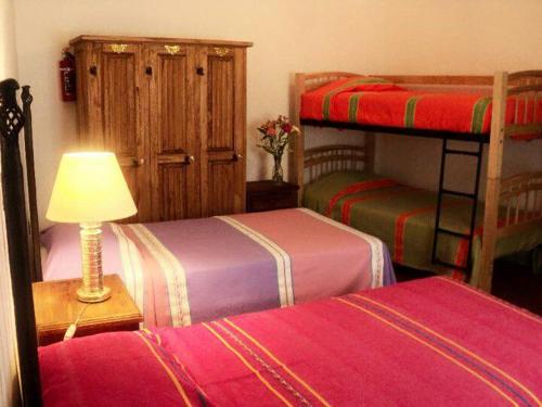 Een stapelbed of stapelbedden in een kamer bij Hotel Casa de los Santos 