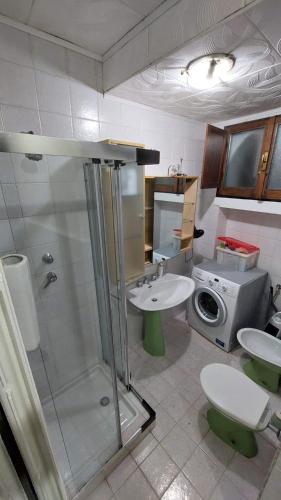 a bathroom with a shower and a sink and a toilet at Appartamento Andromeda con 3 camere da letto, Parcheggio privato e 2 Bagni in Potenza
