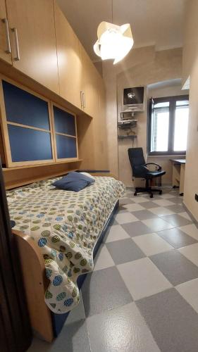 a bedroom with a bed and a desk and a chair at Appartamento Andromeda con 3 camere da letto, Parcheggio privato e 2 Bagni in Potenza