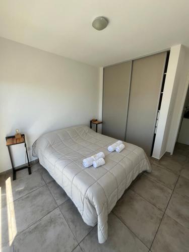 سرير أو أسرّة في غرفة في Lofts Patagonia 2 amb.