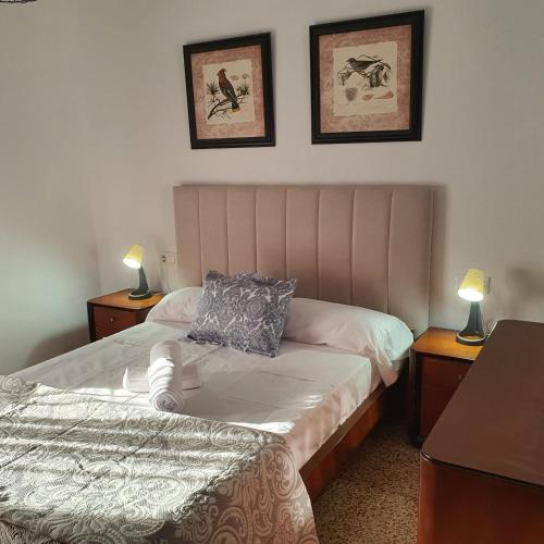1 dormitorio con 2 camas individuales y 2 lámparas en Apartamento en San José - Rinconada II, en San José de La Rinconada