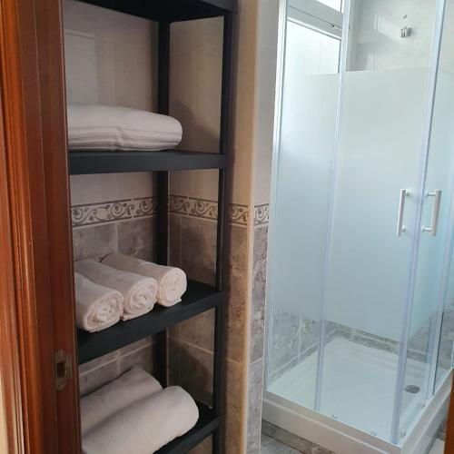 y baño con ducha y perchero de toallas. en Apartamento en San José - Rinconada II, en San José de La Rinconada