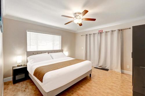 Ένα ή περισσότερα κρεβάτια σε δωμάτιο στο Walk to Hollywood Beach Luxury 4BR Villa