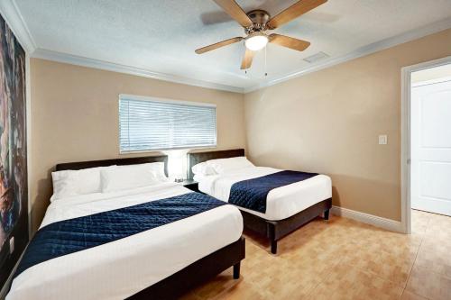 Ένα ή περισσότερα κρεβάτια σε δωμάτιο στο Walk to Hollywood Beach Luxury 4BR Villa