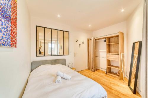 - une chambre avec un lit et un placard dans l'établissement Le Victor Hugo - T2 cosy Horloge-Tassin, à Tassin-la-Demi-Lune