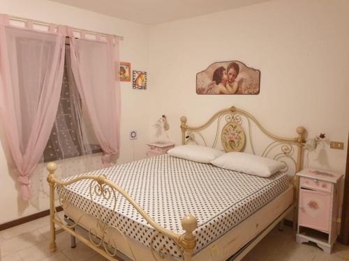 1 dormitorio con 1 cama con una foto en la pared en Villa Valentina en Sestola