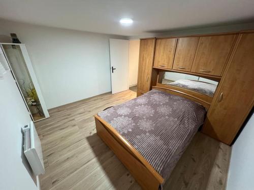 ein kleines Schlafzimmer mit einem Bett in einem Zimmer in der Unterkunft Charmant appartement Cosy in Reichstett