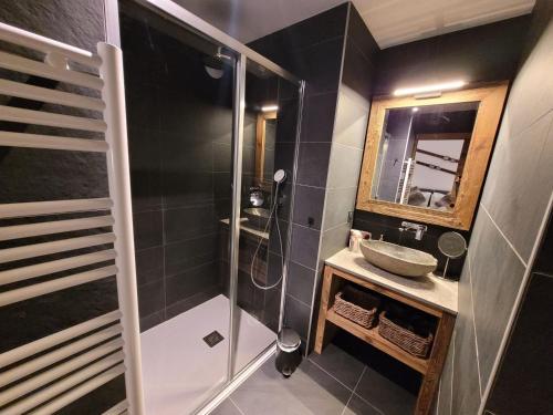 La salle de bains est pourvue d'une douche et d'un lavabo. dans l'établissement Appartement Les Gets, 3 pièces, 6 personnes - FR-1-598-154, aux Gets
