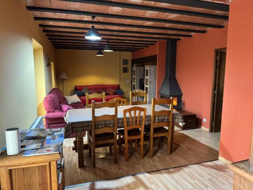 a kitchen and dining room with a table and chairs at Ca la Bet in Claravalls