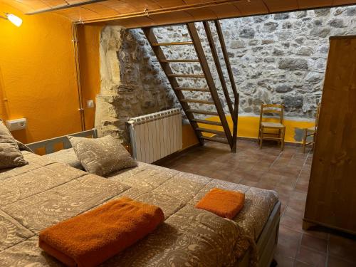 ein Schlafzimmer mit einem Bett mit orangefarbenen Kissen darauf in der Unterkunft Ca la Bet in Claravalls