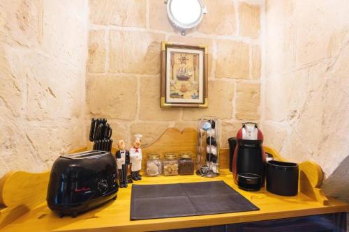 Příslušenství pro přípravu čaje a kávy v ubytování Heritage Apartment