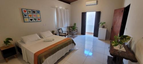 a bedroom with a bed in a room at Casa de Dan in Pipa