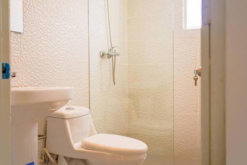 a bathroom with a toilet and a sink and a shower at Apartamentos estudio amueblados in Punta Cana