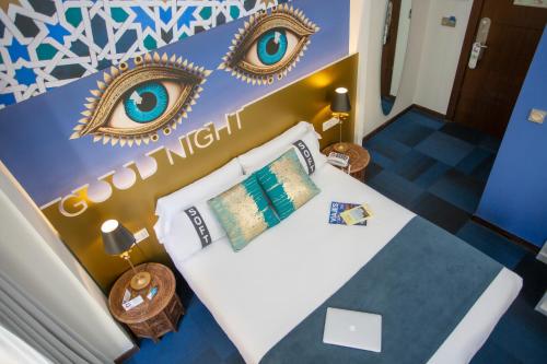 Schlafzimmer mit einem Bett mit einem Spiegel und blauen Böden in der Unterkunft Casual Ilbira Granada in Granada
