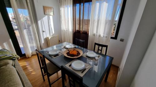 una mesa de comedor con un tazón de comida. en Acogedor y confortable en Torreblanca, en Torreblanca