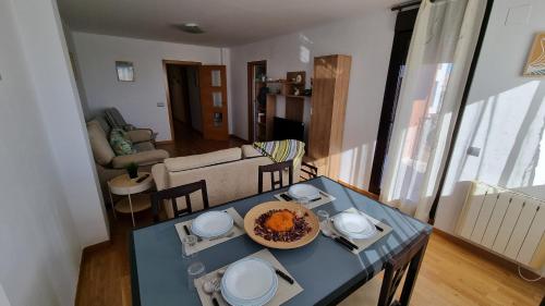 una mesa con un tazón de comida en la sala de estar en Acogedor y confortable en Torreblanca, en Torreblanca