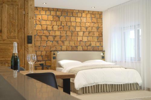 sypialnia z łóżkiem i ceglaną ścianą w obiekcie Kamienica Na Nowo Apartamenty Warszawska w mieście Mrągowo
