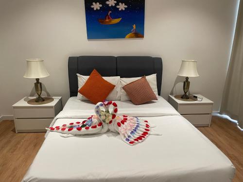 - une chambre avec un lit, 2 tables de chevet et 2 lampes dans l'établissement Quill Residences A&P KLCC, à Kuala Lumpur