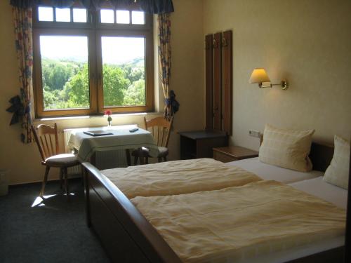 Giường trong phòng chung tại Moselhotel Lesura