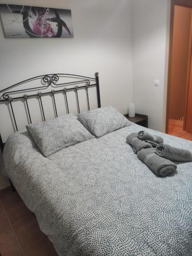 a bed with two towels on top of it at Apartamento rural Dúplex del monte in Cazalla de la Sierra