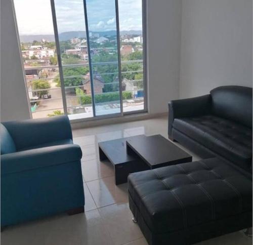 a living room with a couch and a coffee table at Apartamento Completo. 2 Habitaciones, aire acondicionado, conjunto cerrado in Girardot