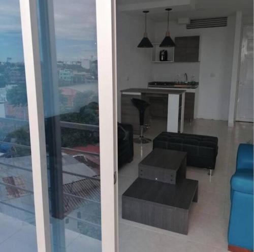 een woonkamer en keuken met uitzicht op de stad bij Apartamento Completo. 2 Habitaciones, aire acondicionado, conjunto cerrado in Girardot