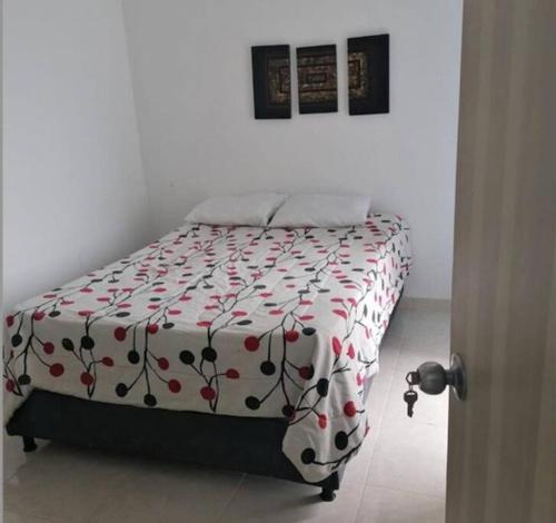 1 dormitorio con 1 cama con edredón de flores en Apartamento Completo. 2 Habitaciones, aire acondicionado, conjunto cerrado en Girardot