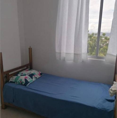 1 cama en un dormitorio con ventana en Apartamento Completo. 2 Habitaciones, aire acondicionado, conjunto cerrado, en Girardot