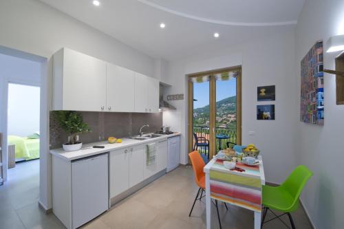Η κουζίνα ή μικρή κουζίνα στο Appartamenti Aria di Verde