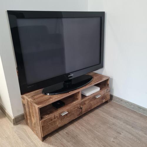 Una televisión o centro de entretenimiento en APARTMAN011