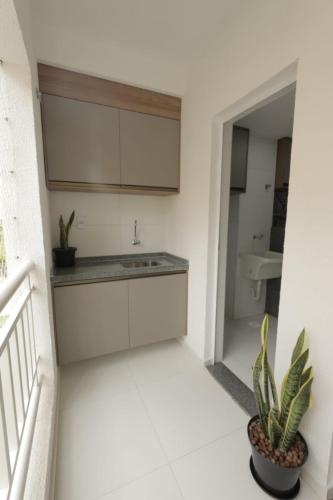 a bathroom with a sink and a toilet at Apartamento Luxuoso à 2km da Litorânea in São Luís