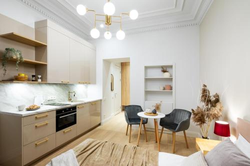 Η κουζίνα ή μικρή κουζίνα στο Raina Boulevard Exclusive Design Apartments by the Park