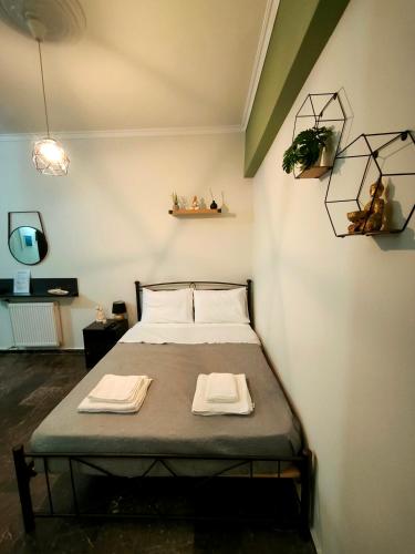 een slaapkamer met een bed met twee handdoeken erop bij SOURIA APARTMENT in Chios