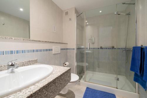 La salle de bains est pourvue d'un lavabo, d'une douche et de toilettes. dans l'établissement Apartamentos Fayna, à Puerto del Carmen