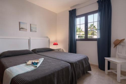 - une chambre avec un lit et une fenêtre dans l'établissement Apartamentos Fayna, à Puerto del Carmen