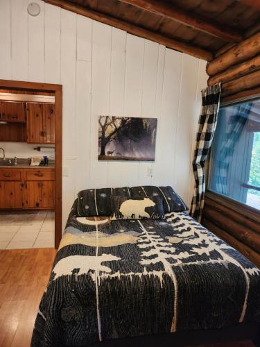 Ein Bett oder Betten in einem Zimmer der Unterkunft Adirondack Diamond Point Lodge