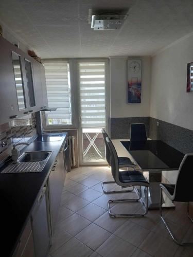 cocina con mesa y sillas en una habitación en Apartman Pava en Bosanska Gradiška